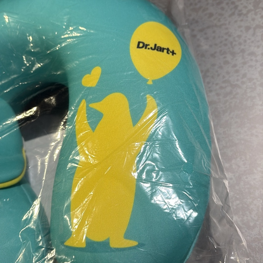 NEW Dr.Jart+ U-shape travel neck pillow and face mask - Picture 3 of 5